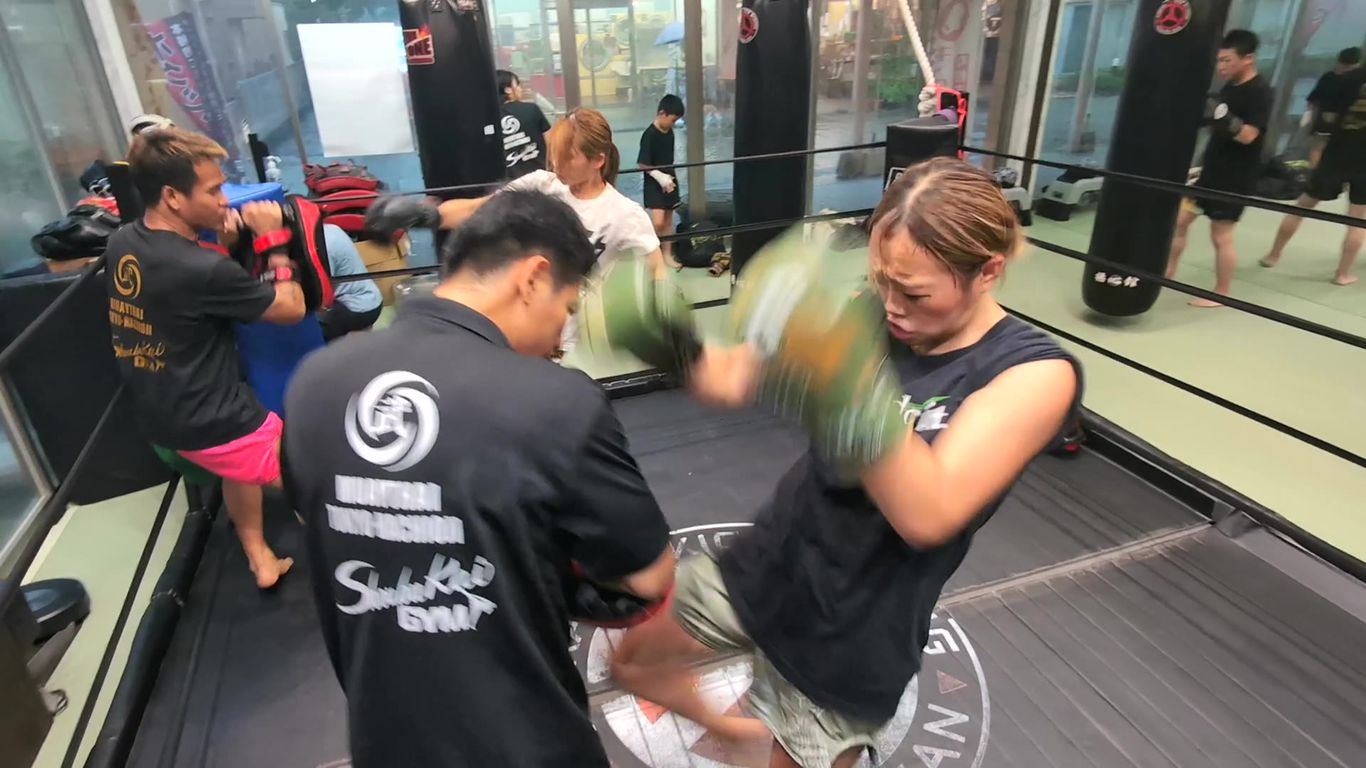 タイ人トレーナーによるミット指導